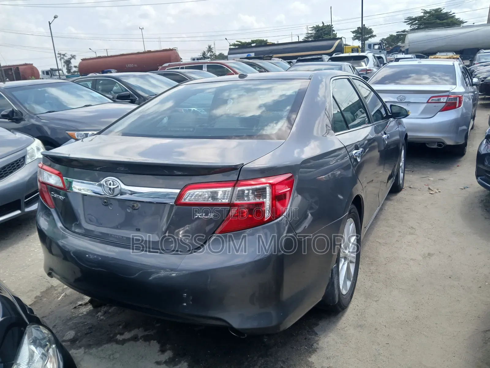Toyota Camry XLE V6 4dr Sedan (3.5L 6cyl 6A) 2013 Gray
