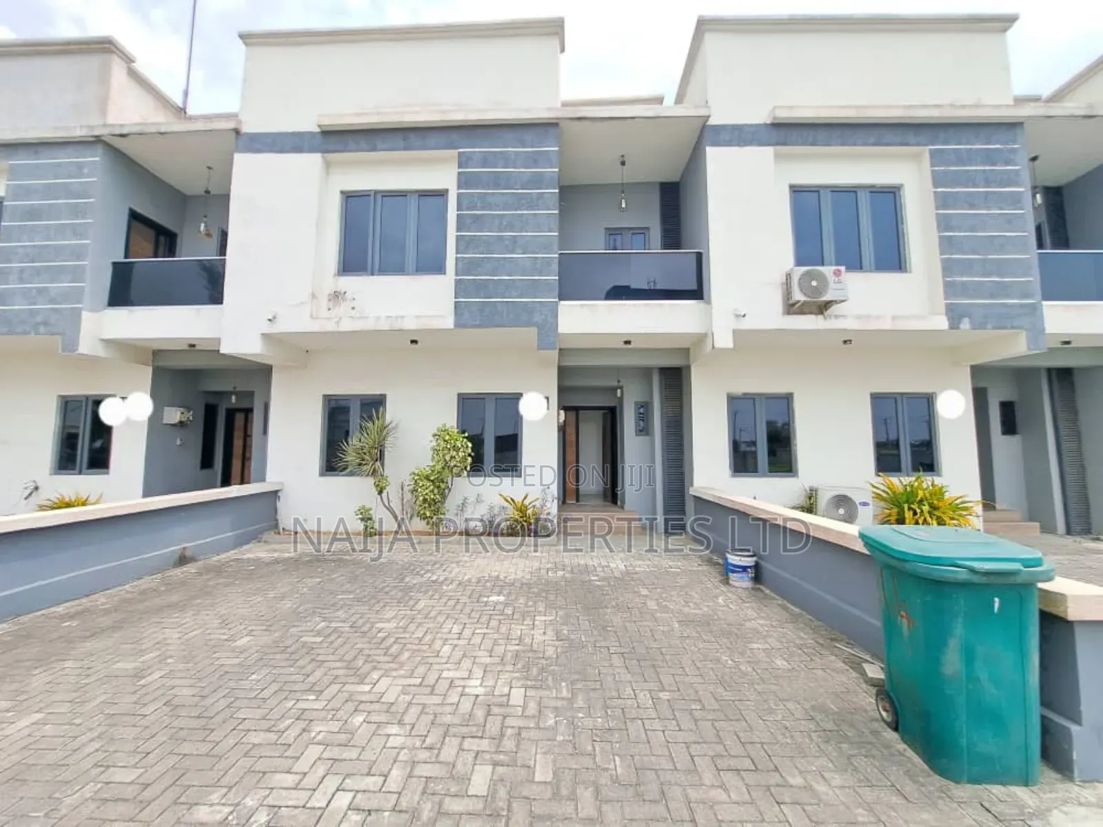 3bdrm Townhouse/Terrace in Pennek Estate, Ajiwe for sale