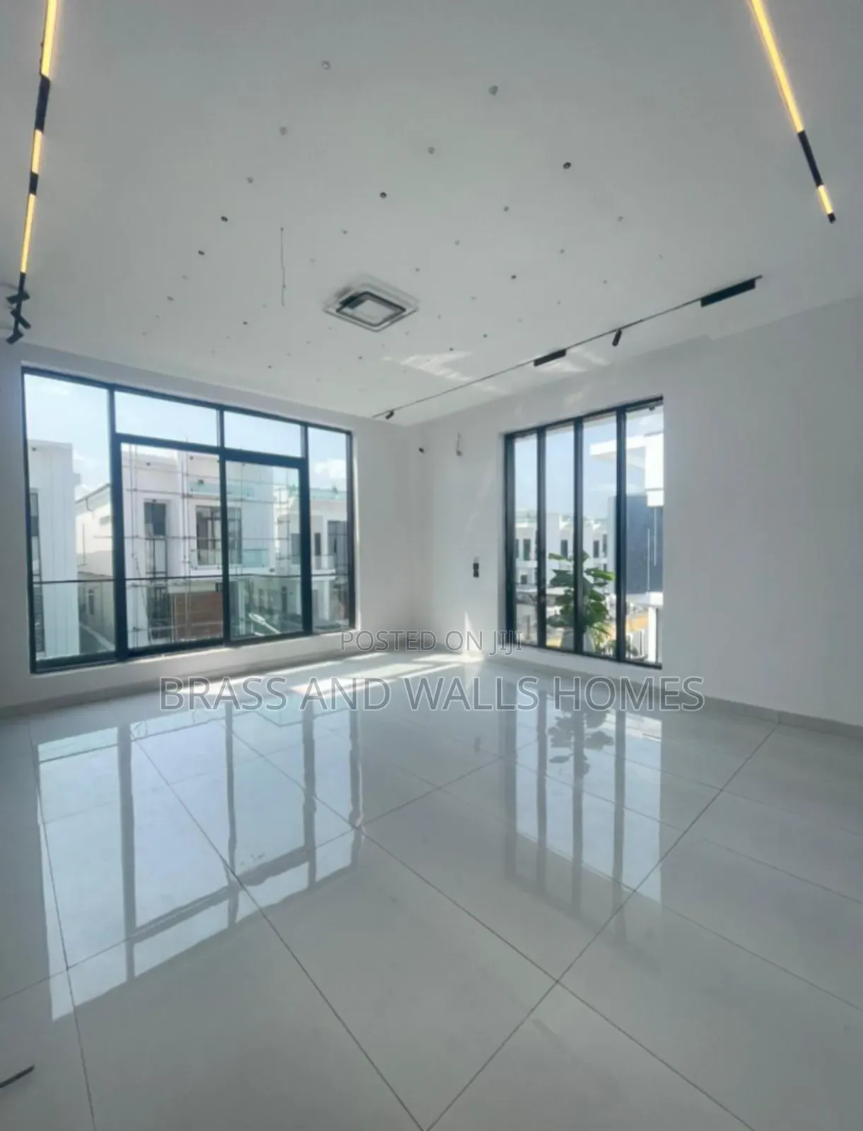 Furnished 5bdrm Duplex in Chevron for sale