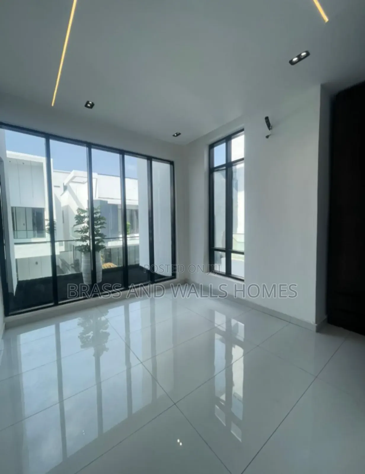 Furnished 5bdrm Duplex in Chevron for sale