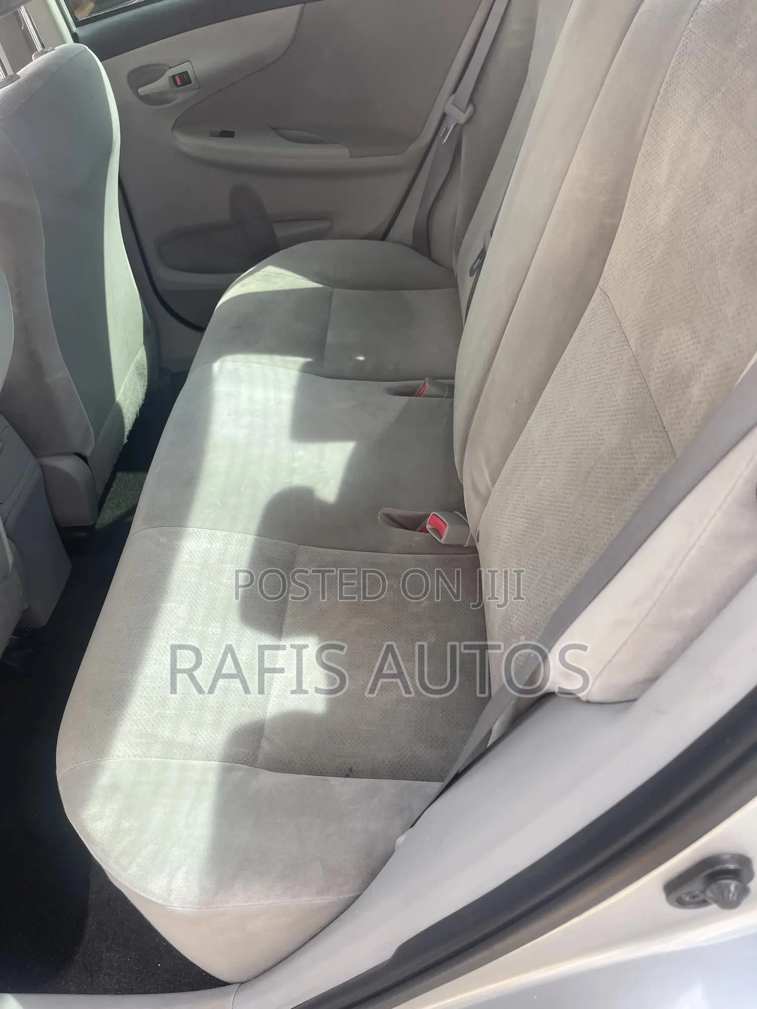 Toyota Corolla L 4dr Sedan (1.8L 4cyl 5M) 2013 Silver