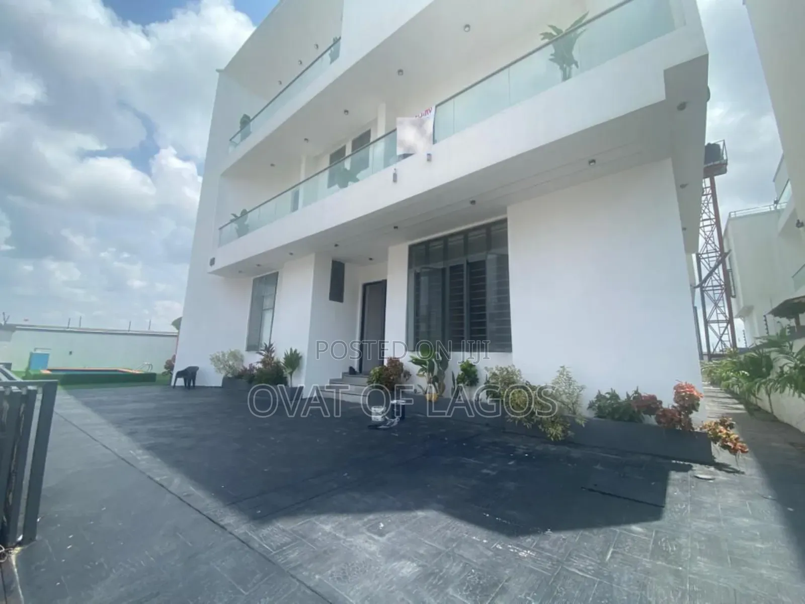 5bdrm Duplex in Chevron for sale