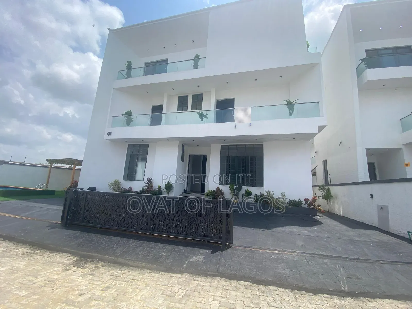 5bdrm Duplex in Chevron for sale