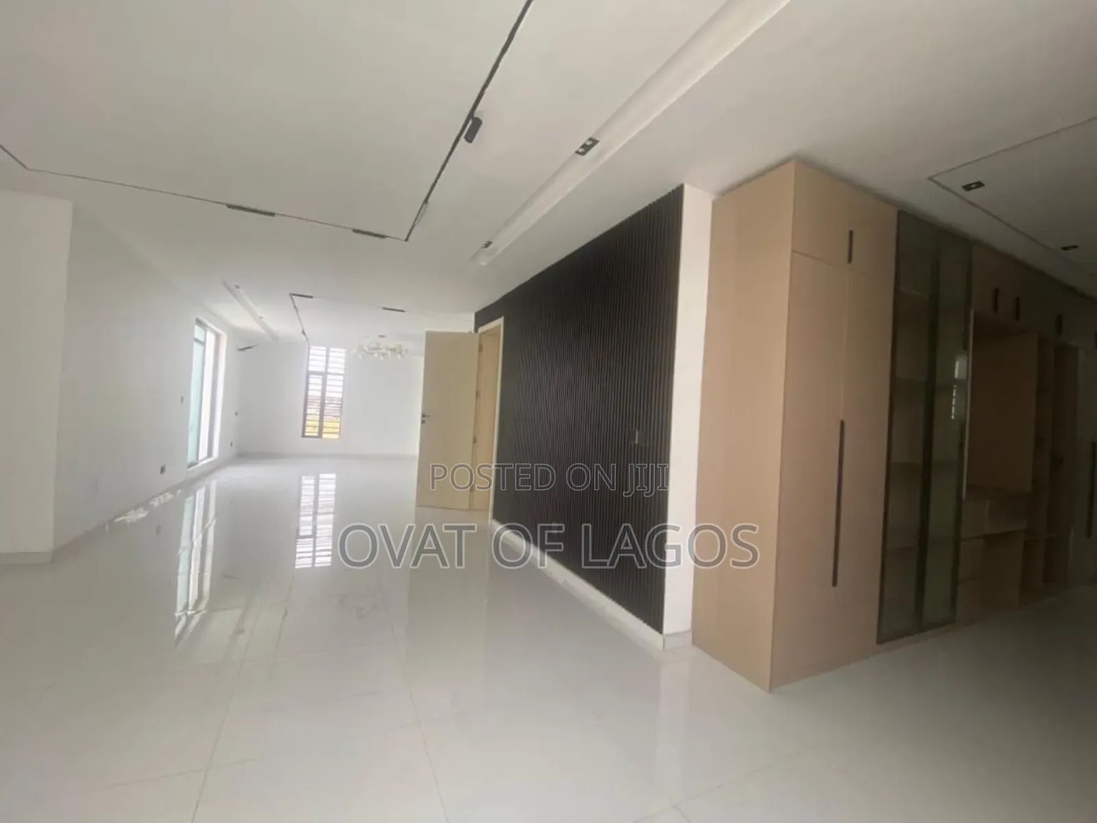 5bdrm Duplex in Chevron for sale