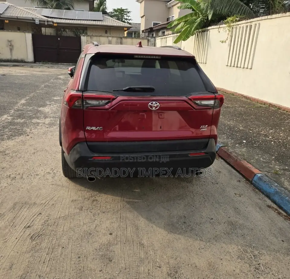 Toyota RAV4 XLE Premium AWD 2020 Red
