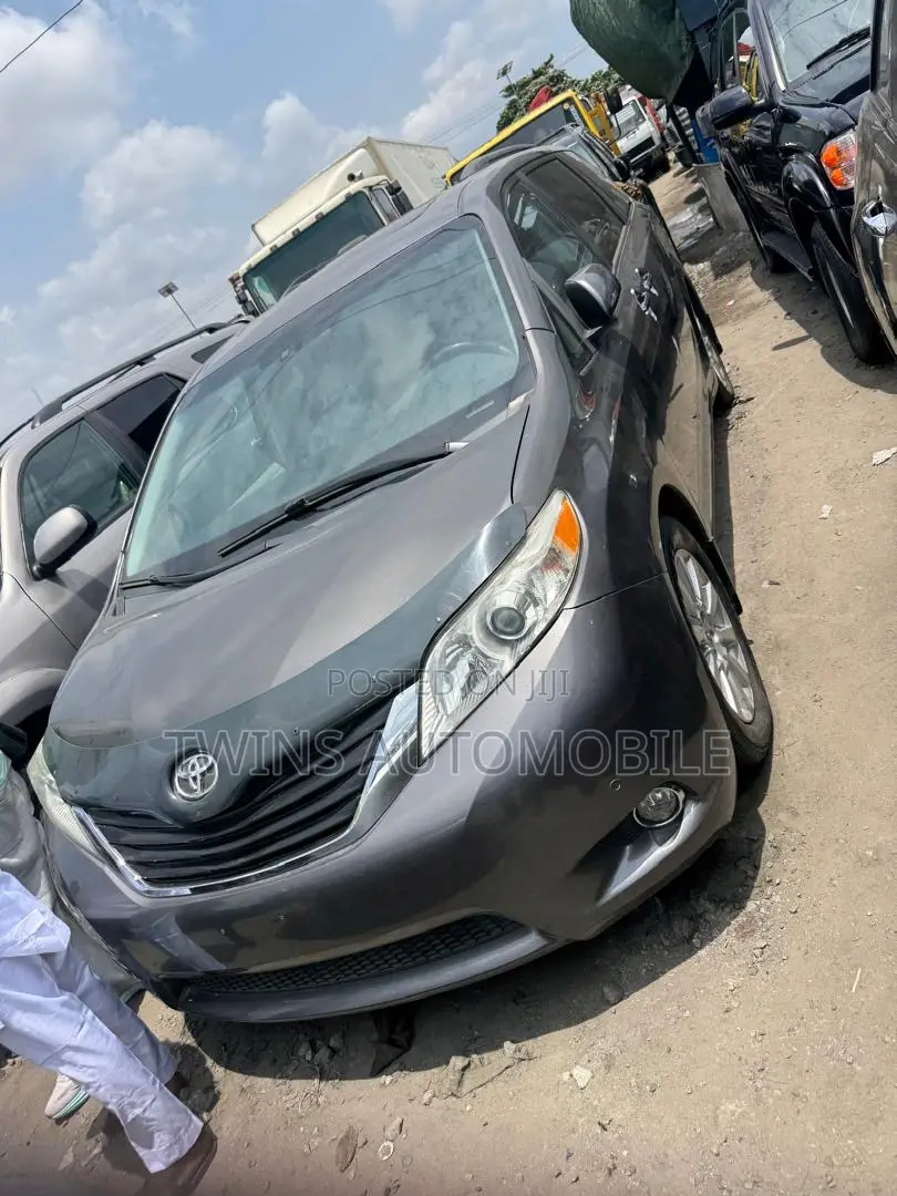 Toyota Sienna Limited AWD 7-Passenger 2013 Gray