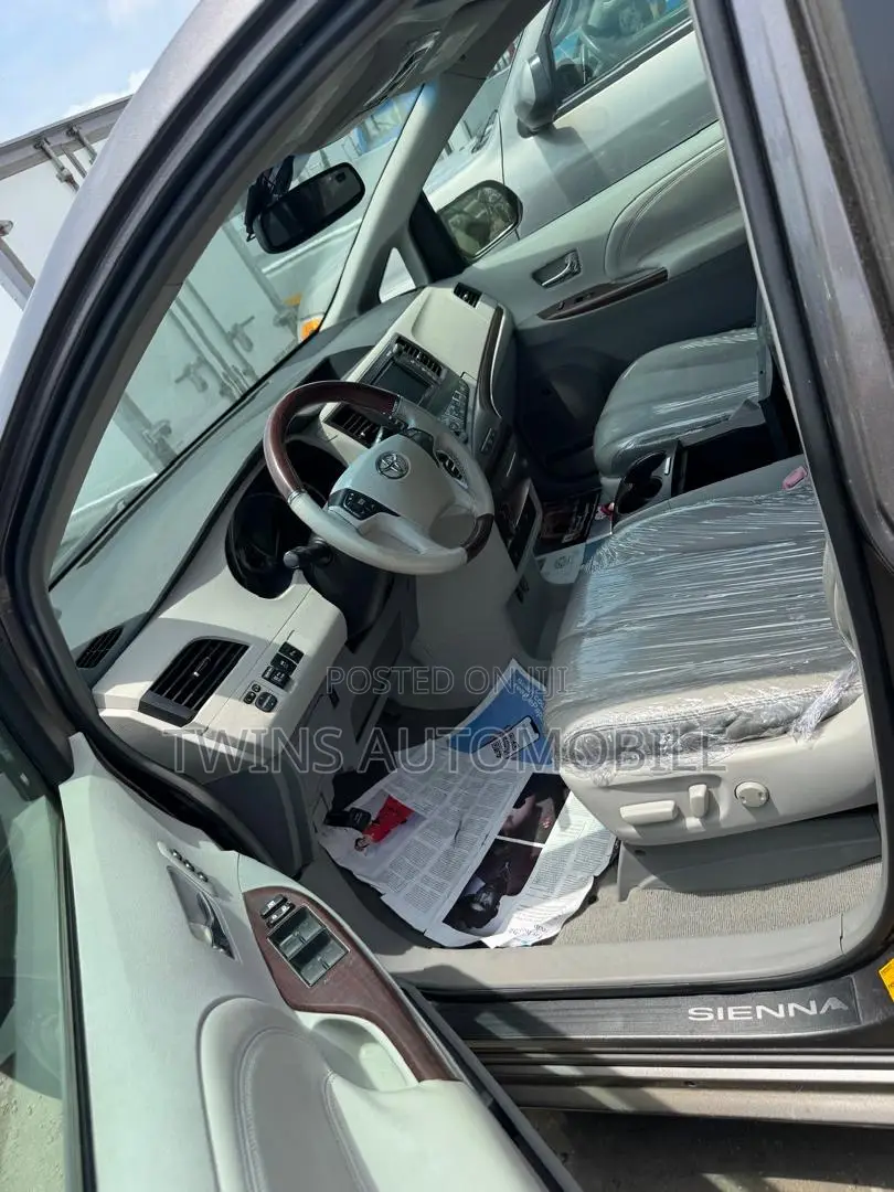 Toyota Sienna Limited AWD 7-Passenger 2013 Gray