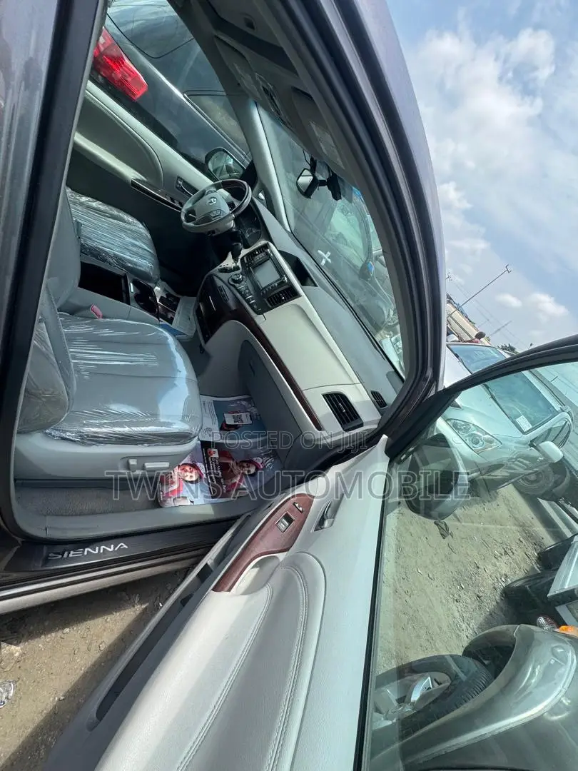 Toyota Sienna Limited AWD 7-Passenger 2013 Gray