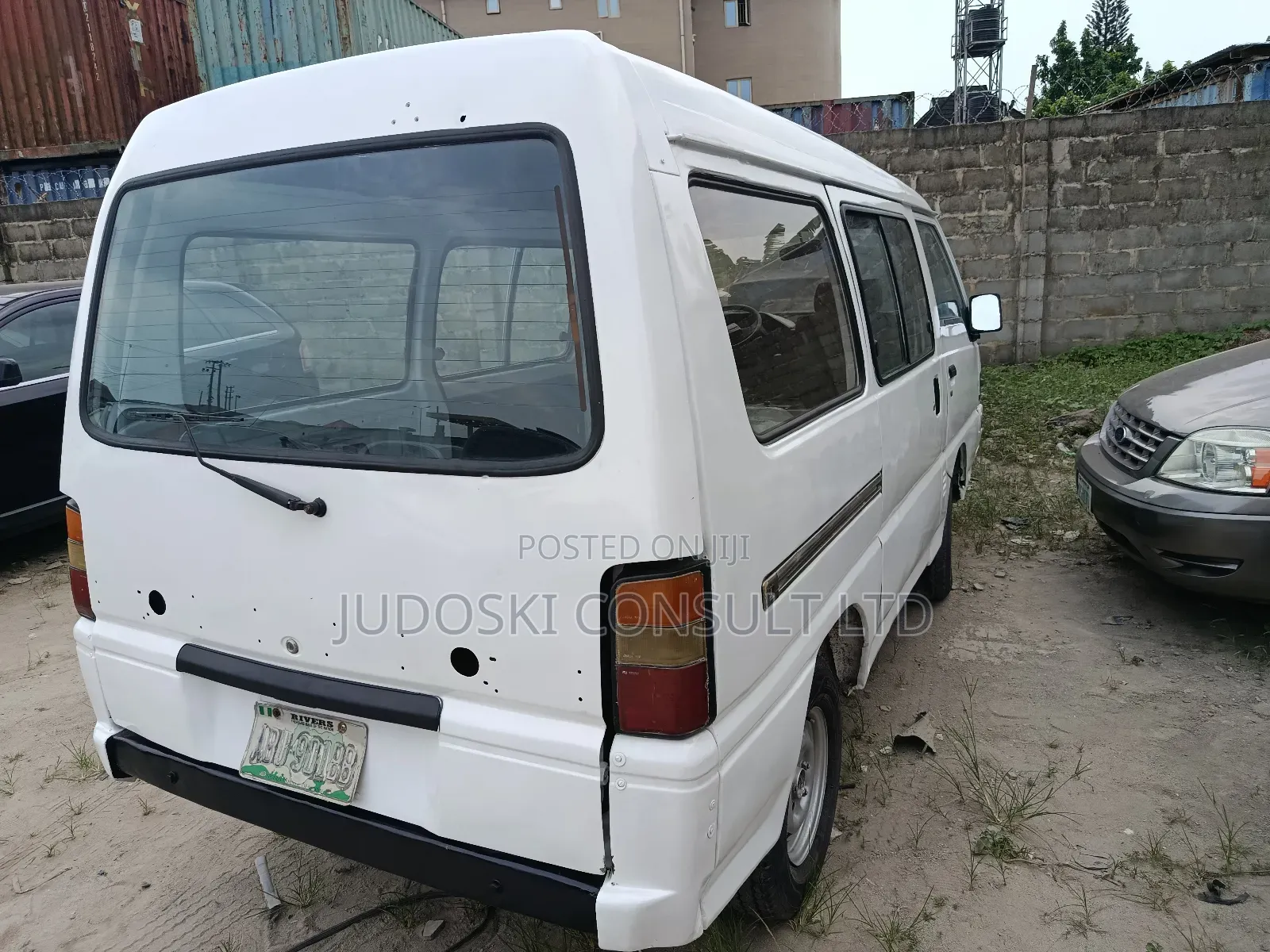 Mitsubishi L300 2004 White