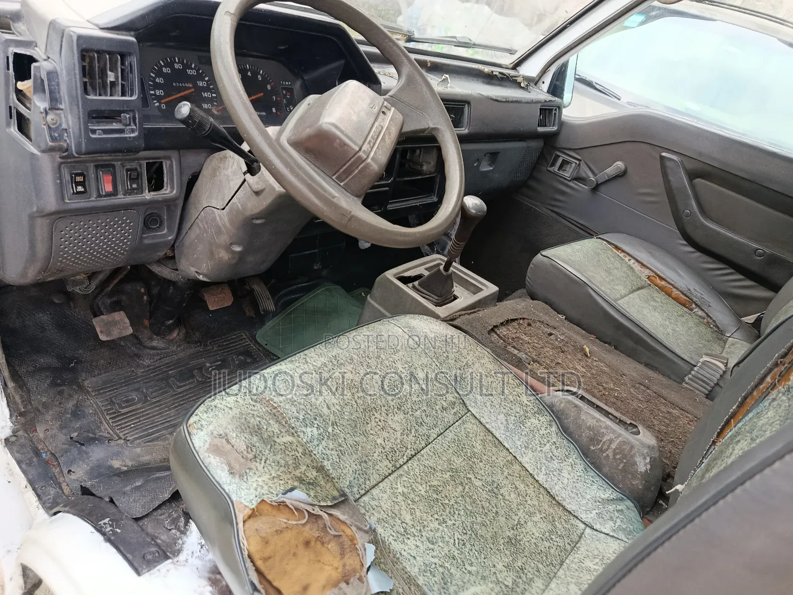 Mitsubishi L300 2004 White