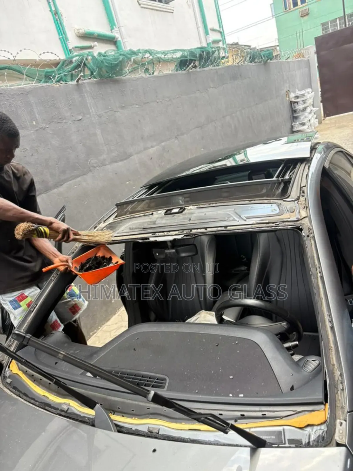 E300 2018 Panoramic Roof Glass Installation