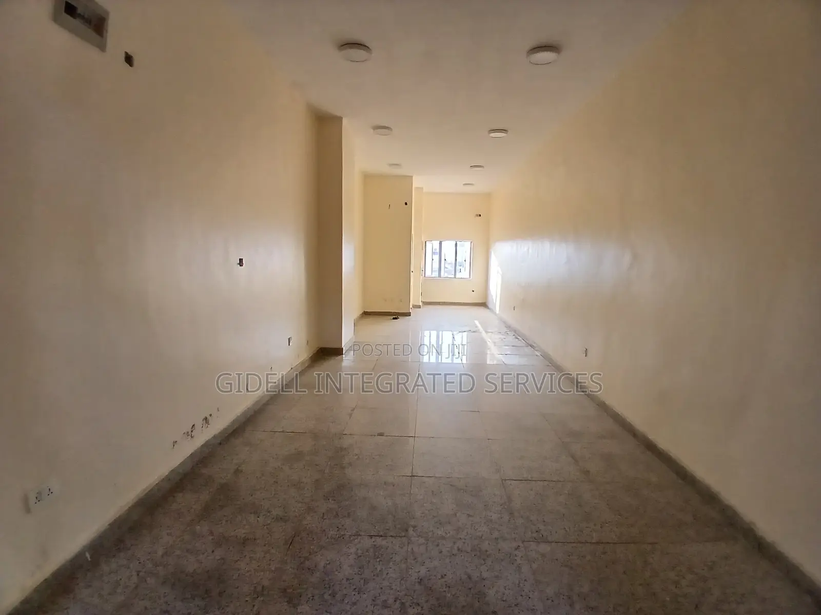 42sqm Shop / Office Space on the First Floor in a Strategic Plaza