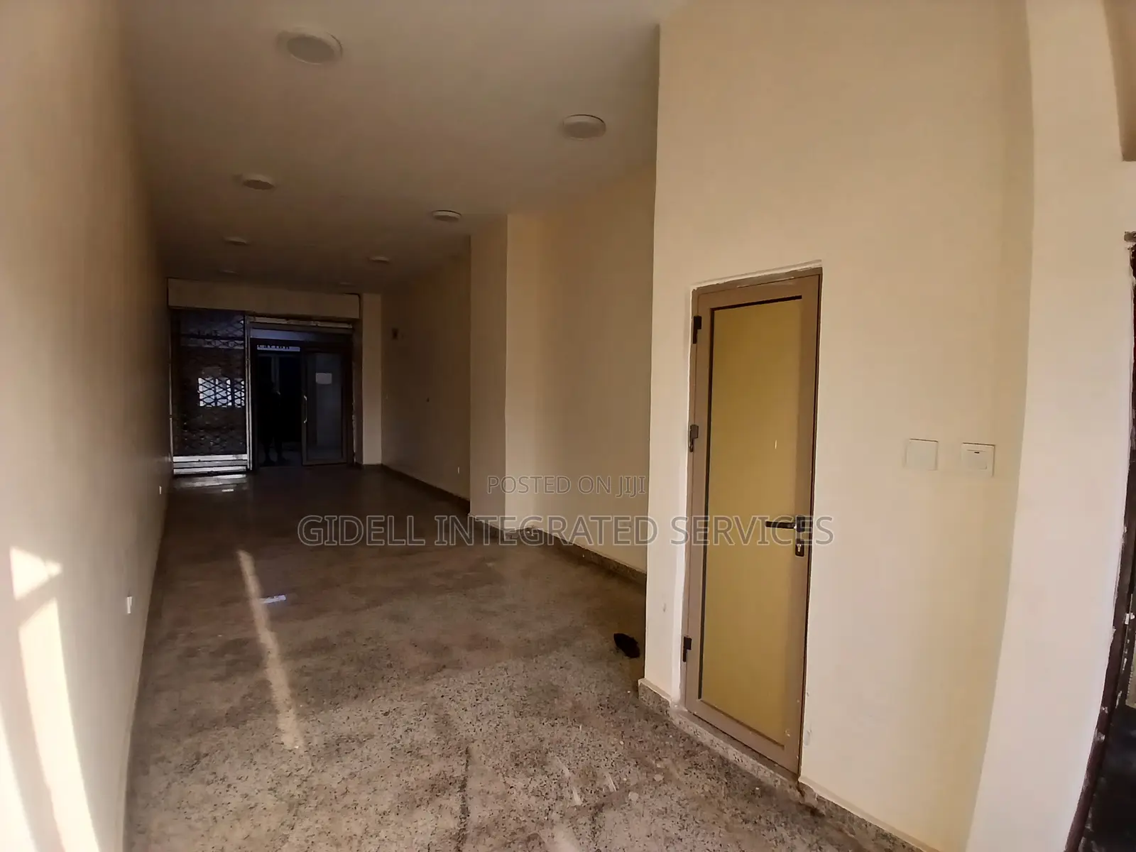 42sqm Shop / Office Space on the First Floor in a Strategic Plaza