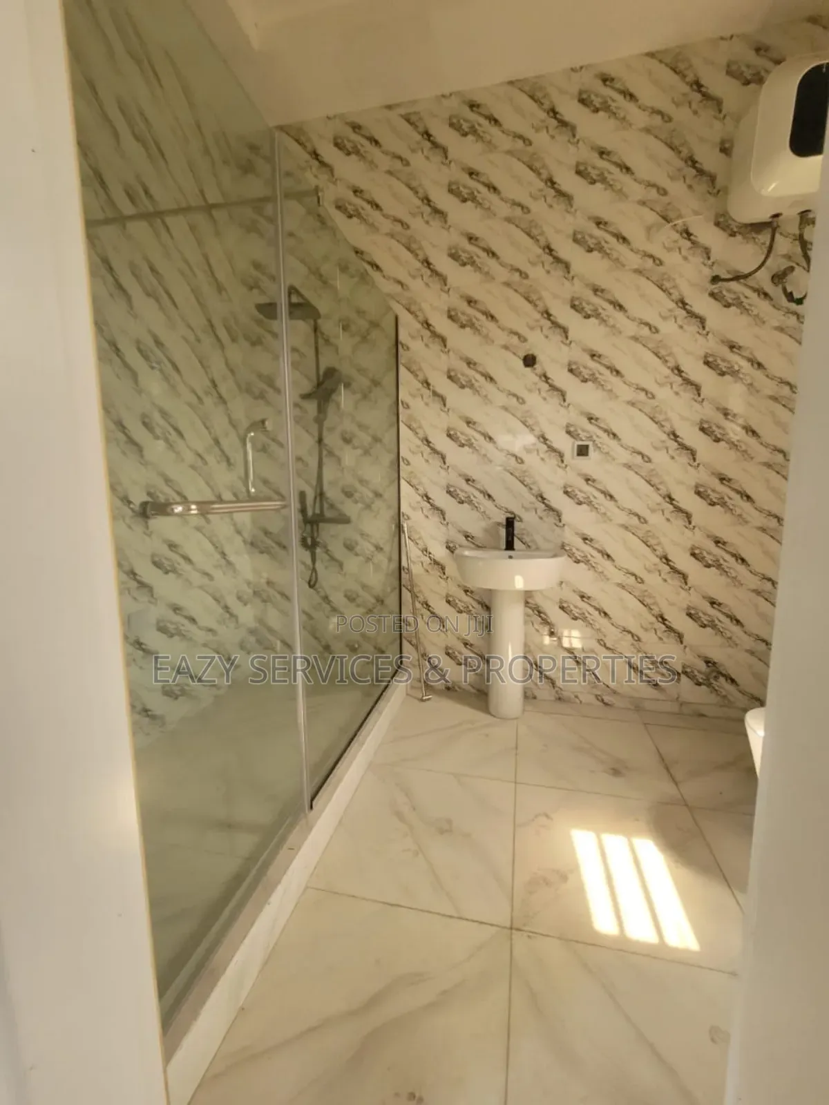 5bdrm Duplex in Thomas Estate for sale