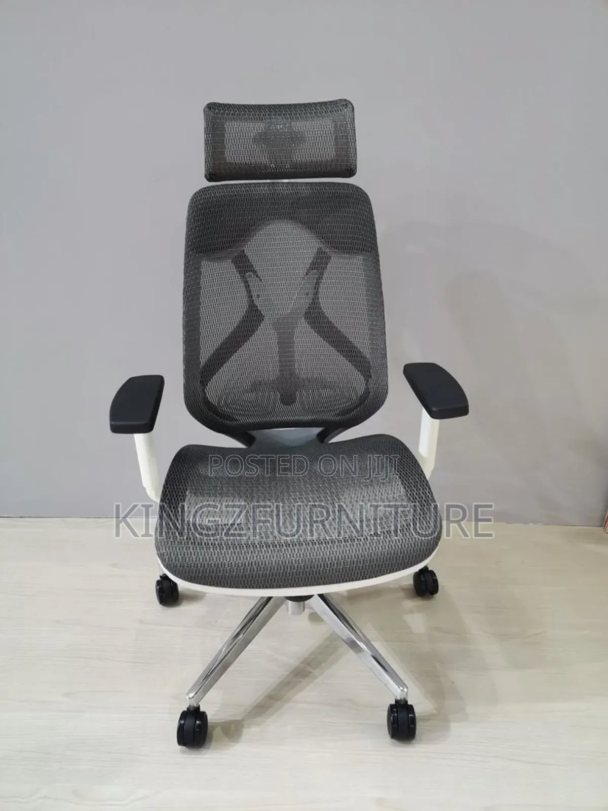 Mesh Office Chair Features a Design With an Adjustable Headrest