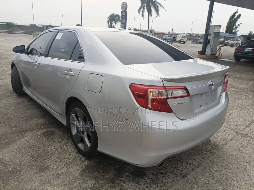 Toyota Camry SE 4dr Sedan w/Prod. End 11/13 (3.5L 6cyl 6A) 2014 Silver