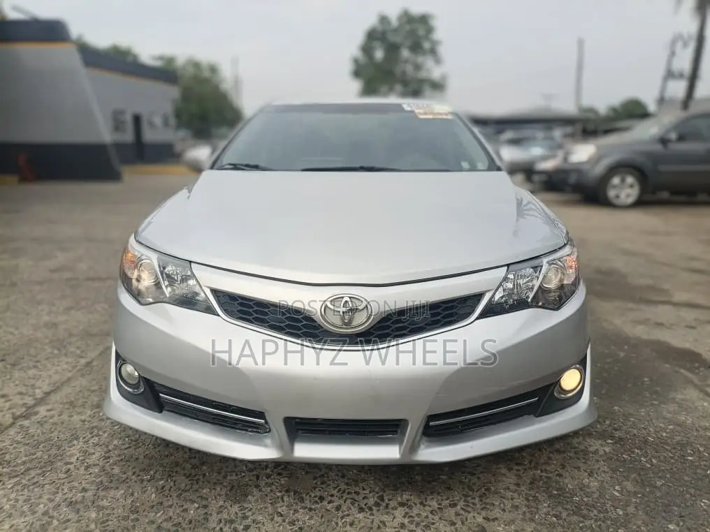 Toyota Camry SE 4dr Sedan w/Prod. End 11/13 (3.5L 6cyl 6A) 2014 Silver