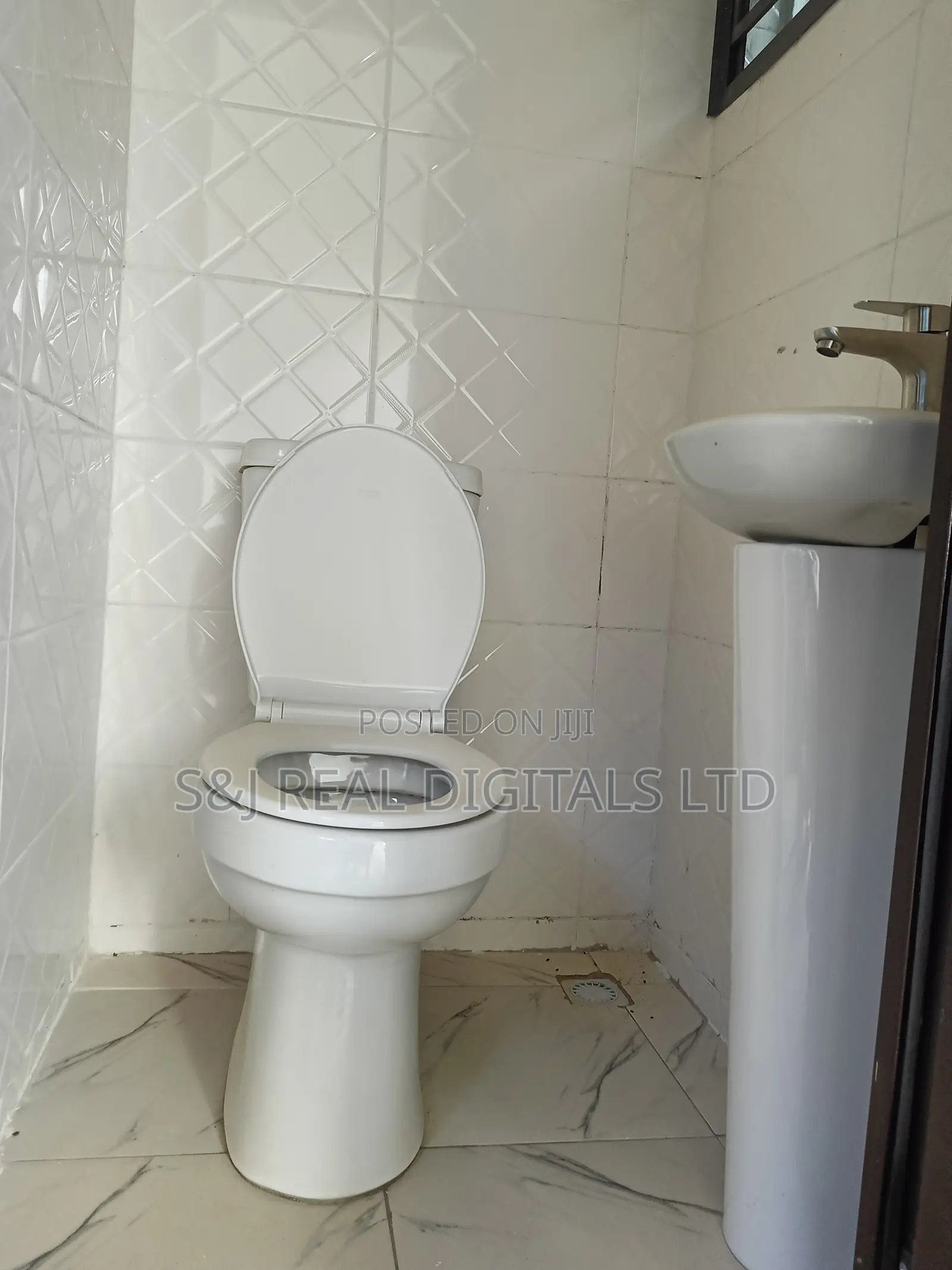 8bdrm Apartment in Kubwa for rent