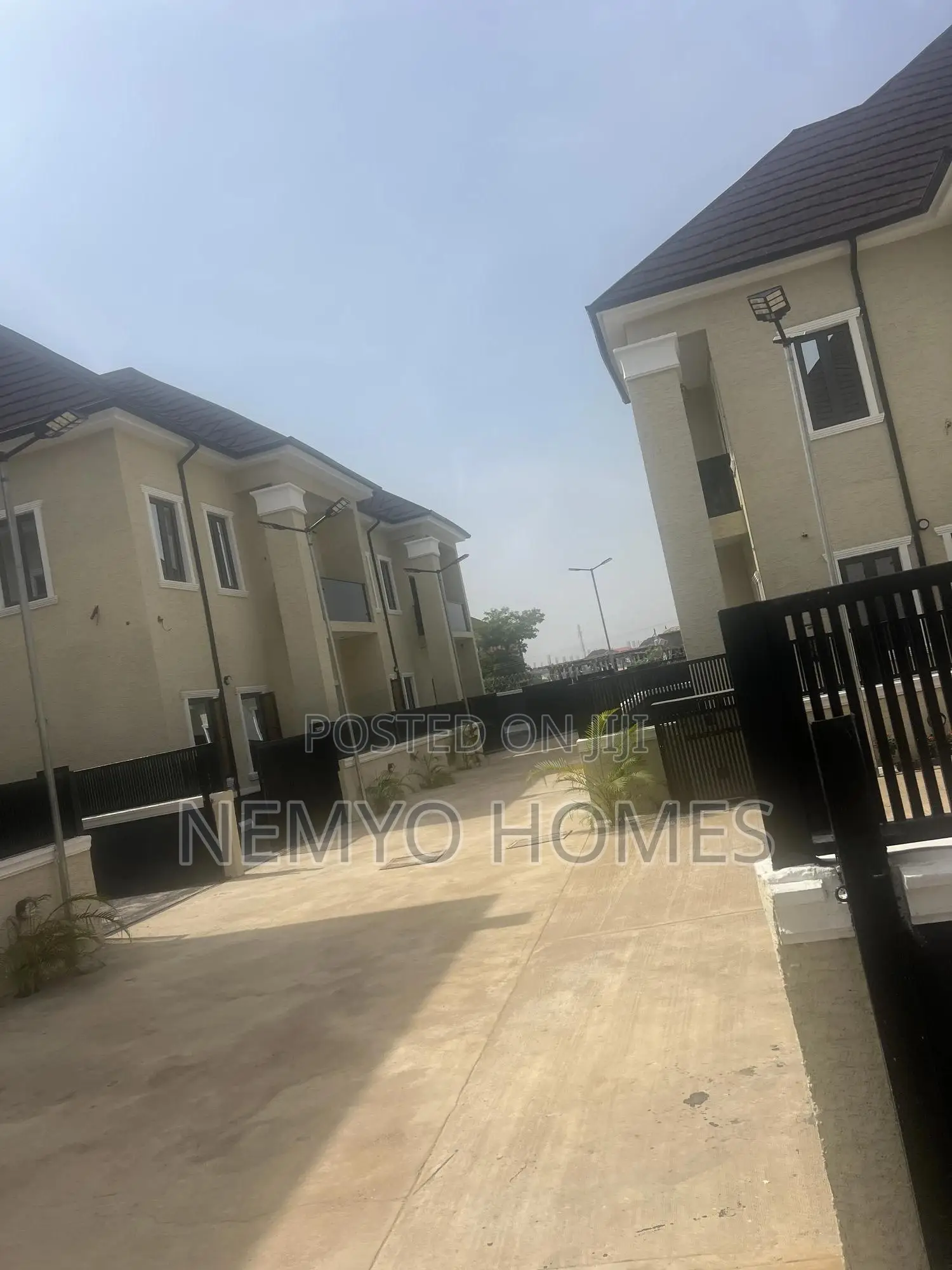 4bdrm Duplex in Gaduwa for sale
