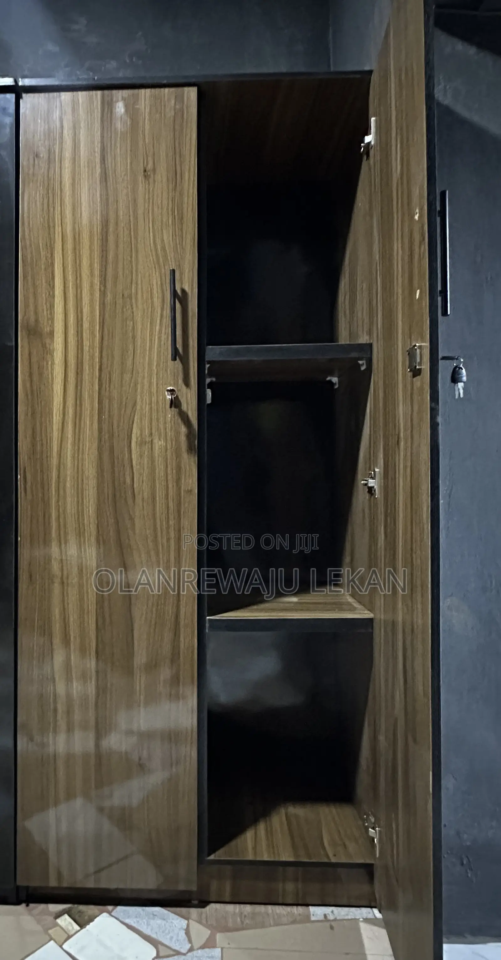 Medium Size Wardrobe (Single-Person)