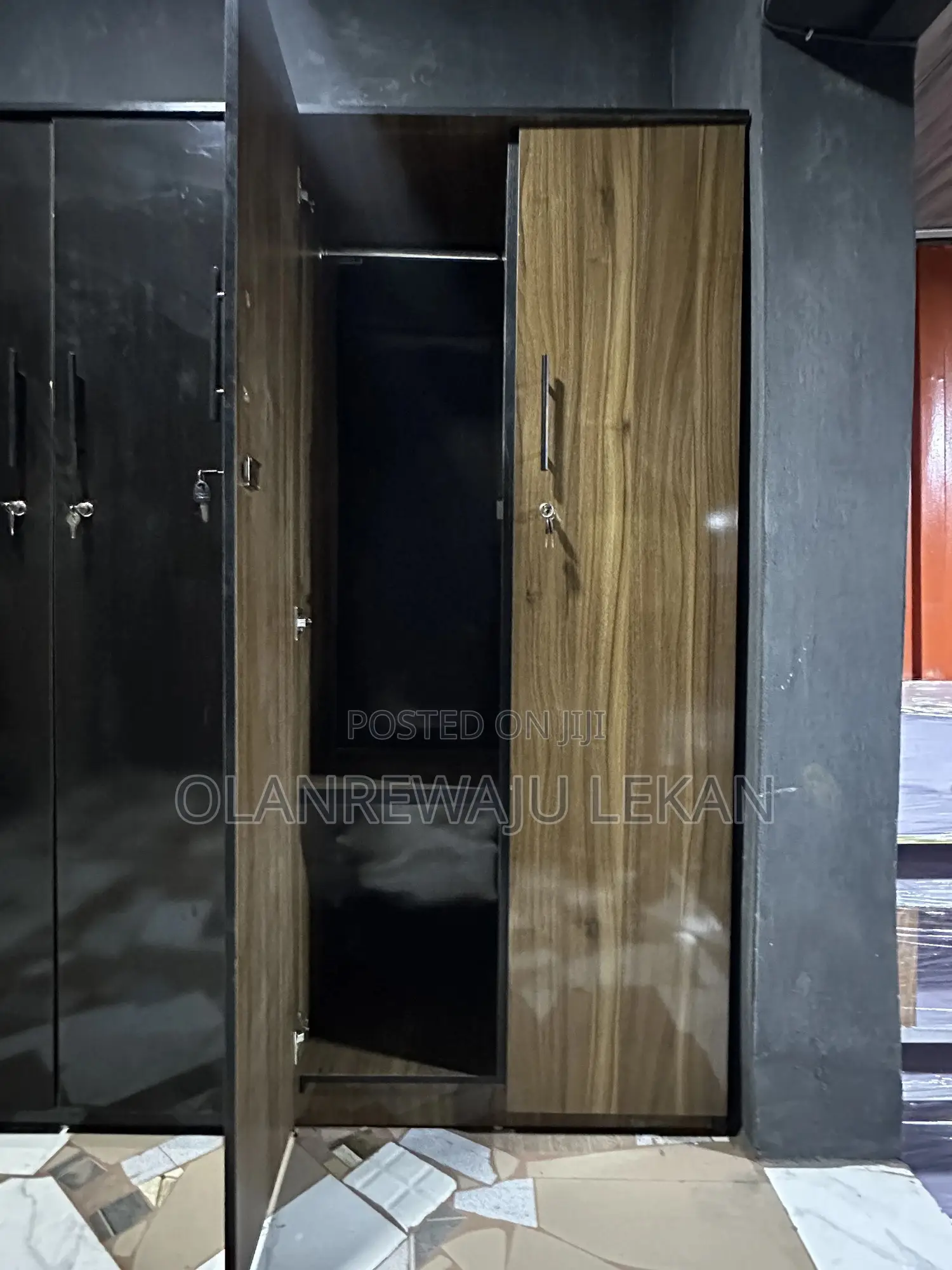 Medium Size Wardrobe (Single-Person)