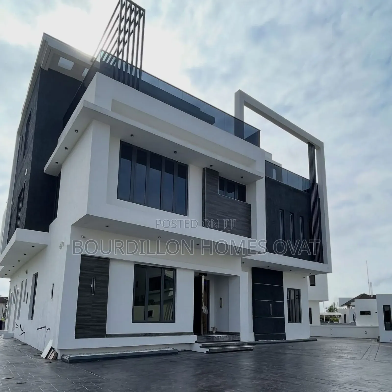 7bdrm Duplex in Pinnock Beach for sale