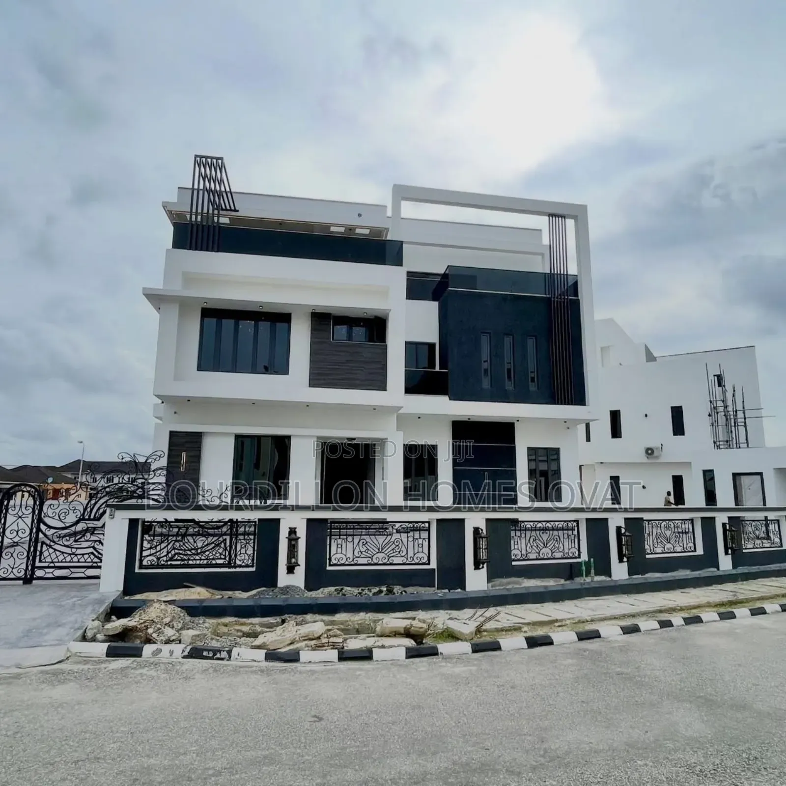 7bdrm Duplex in Pinnock Beach for sale