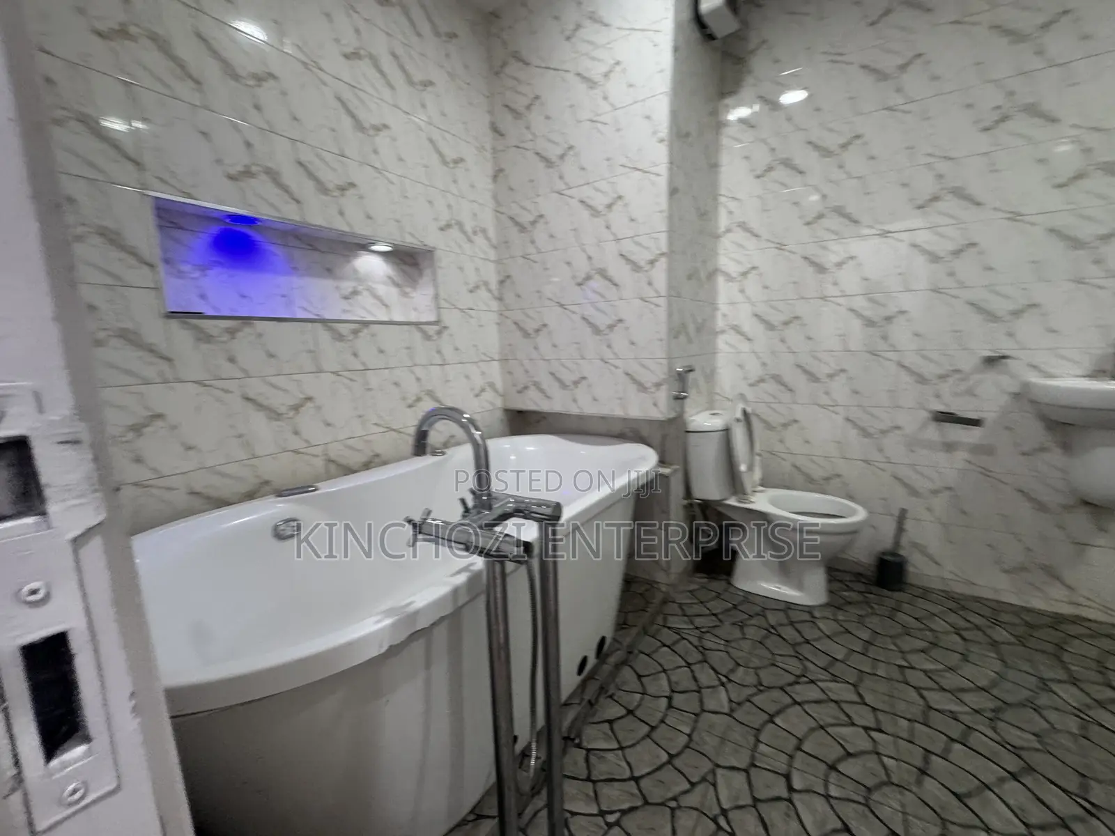 3bdrm Block of Flats in Lekki Luxury Flats for rent