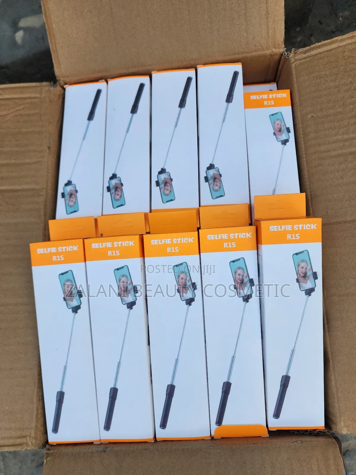The R1s Selfie Stick, a Versatile 3-in-1 Device That Functions as a Bl