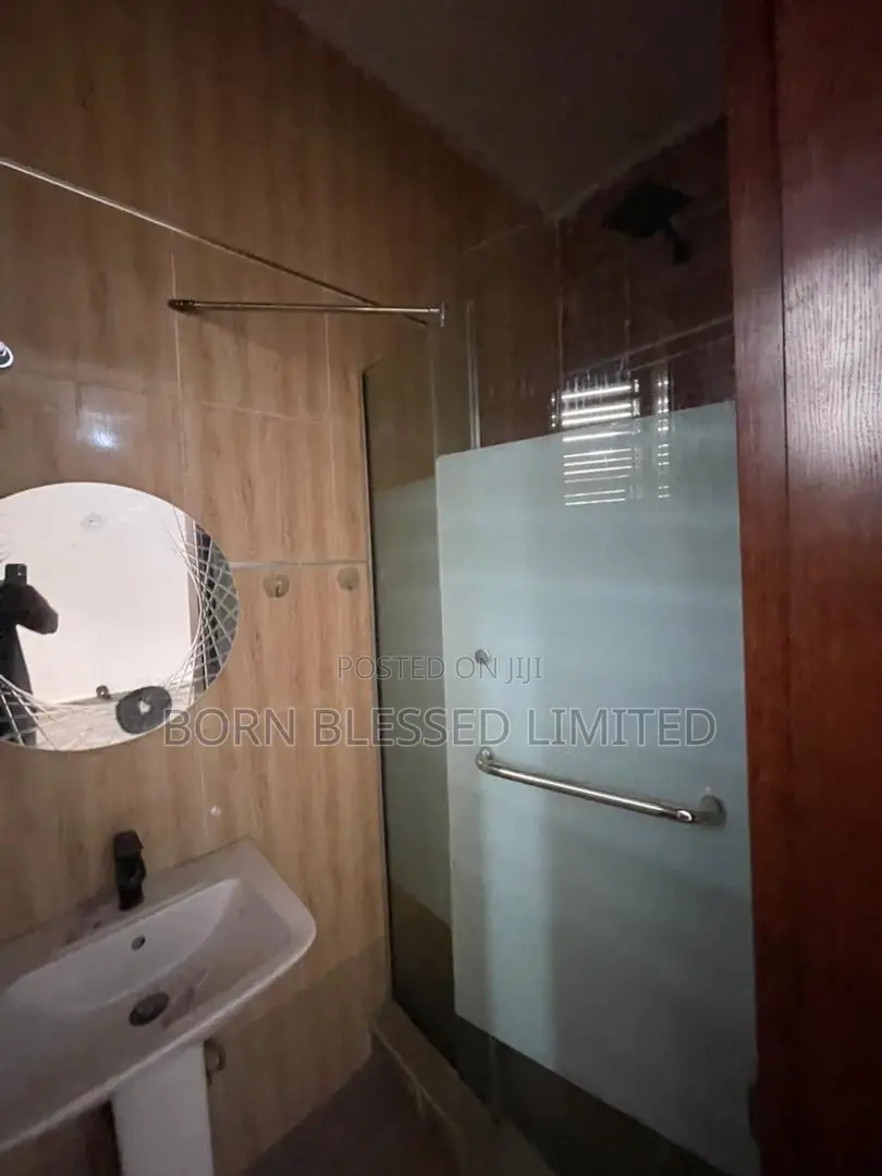 2bdrm Block of Flats in Chevron for rent