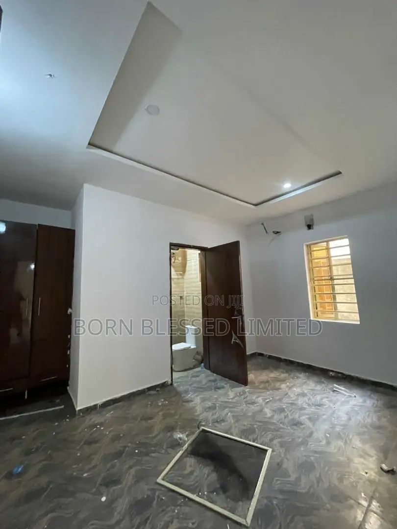 2bdrm Block of Flats in Chevron for rent