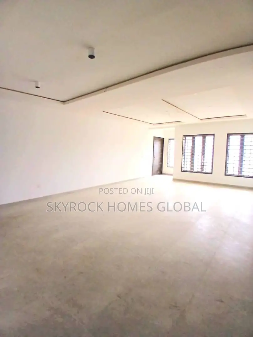 4bdrm Apartment in Lekki Phase 1 for rent