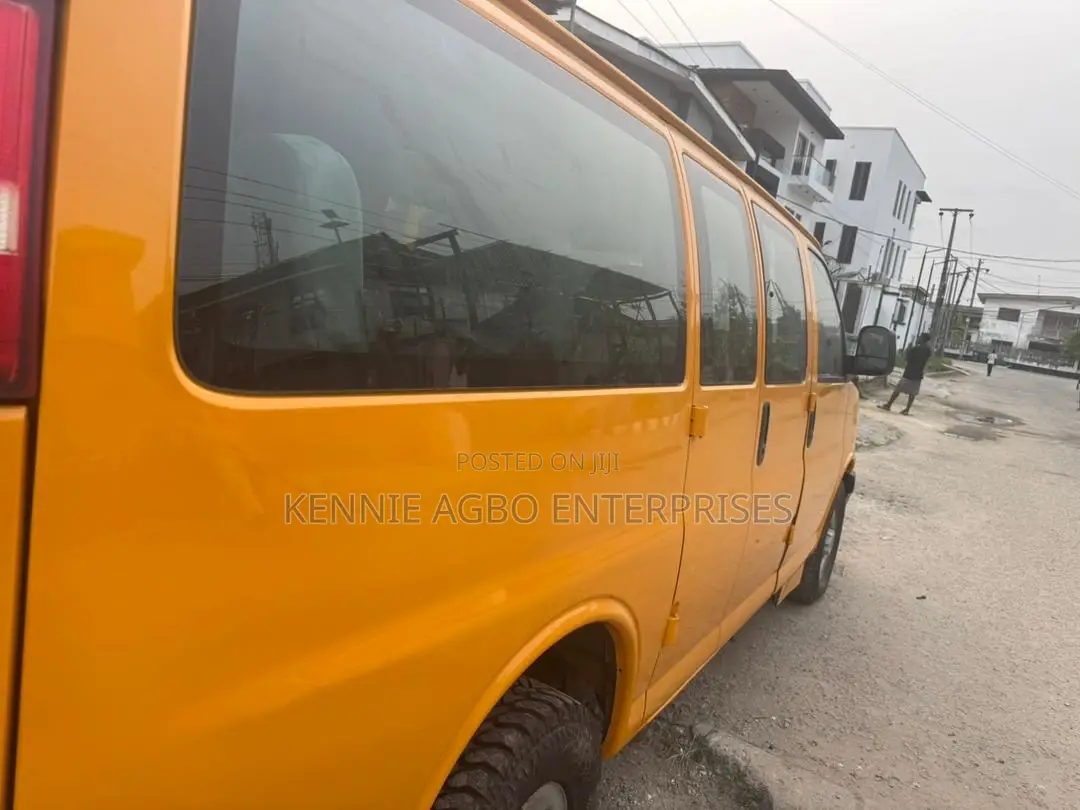 GMC Savana 2500 2008 Yellow