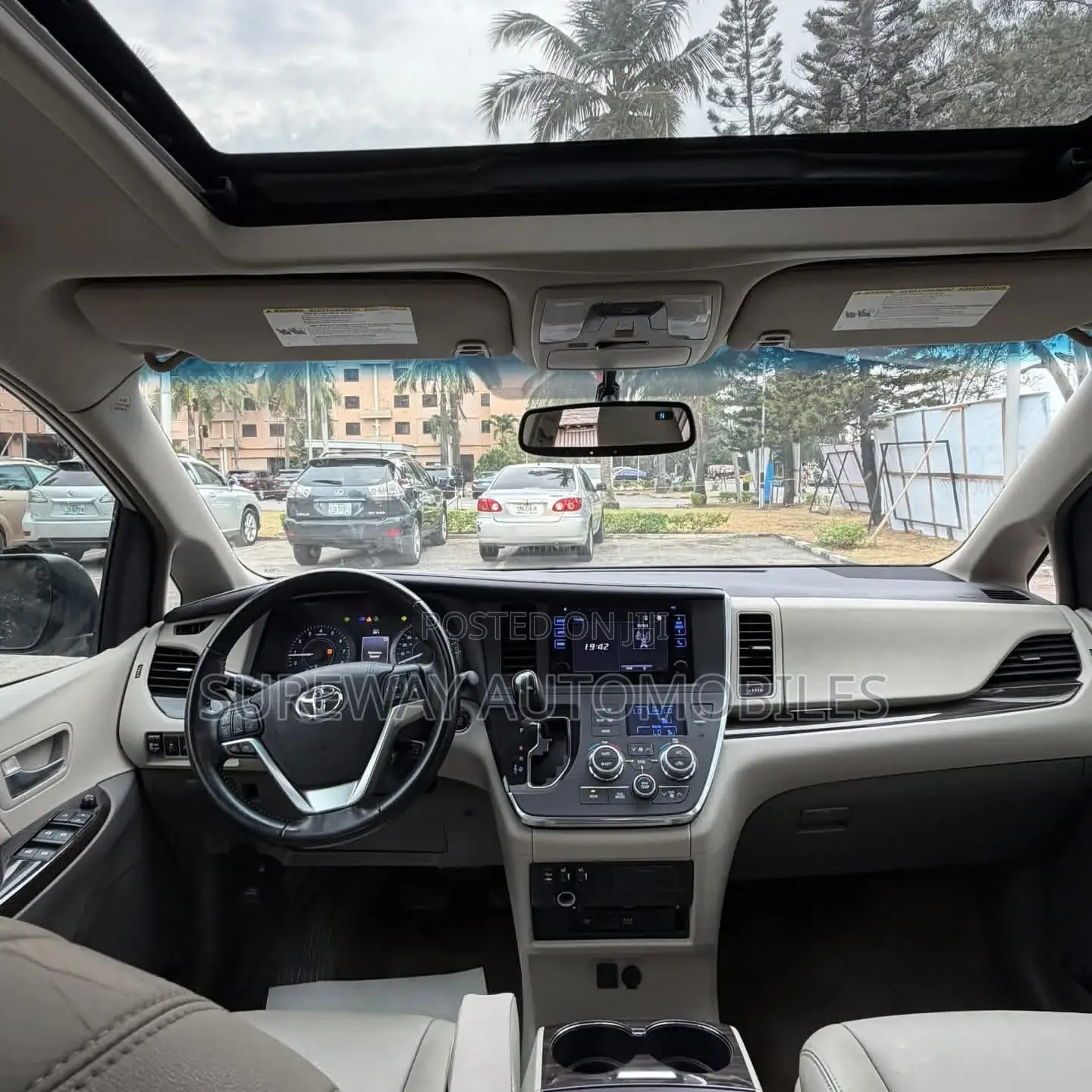 Toyota Sienna XLE 7 Passenger (3.5L 6cyl 6A) 2016 Gold