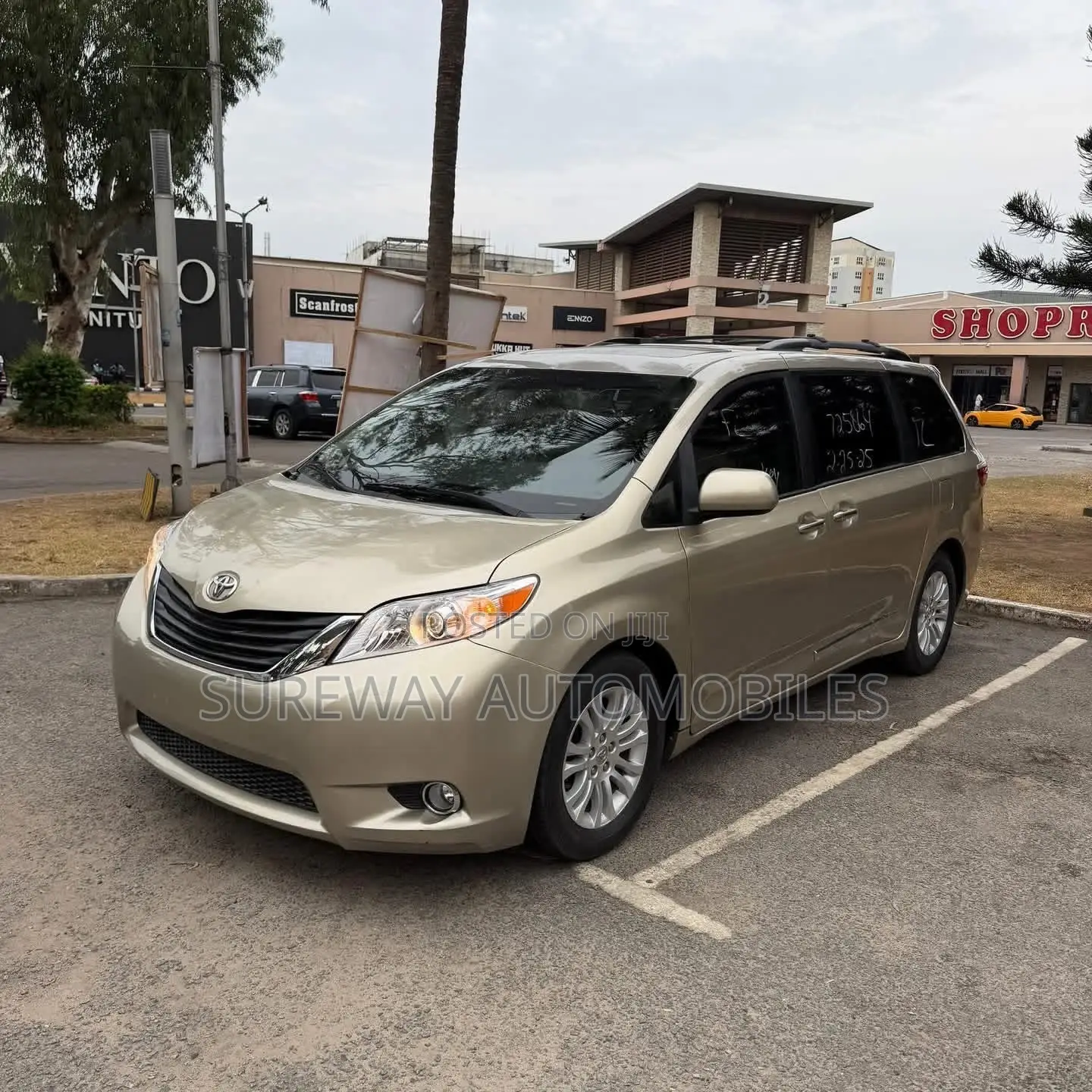 Toyota Sienna XLE 7 Passenger (3.5L 6cyl 6A) 2016 Gold