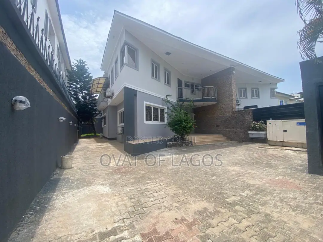 4bdrm Duplex in Lekki Phase 1 for rent