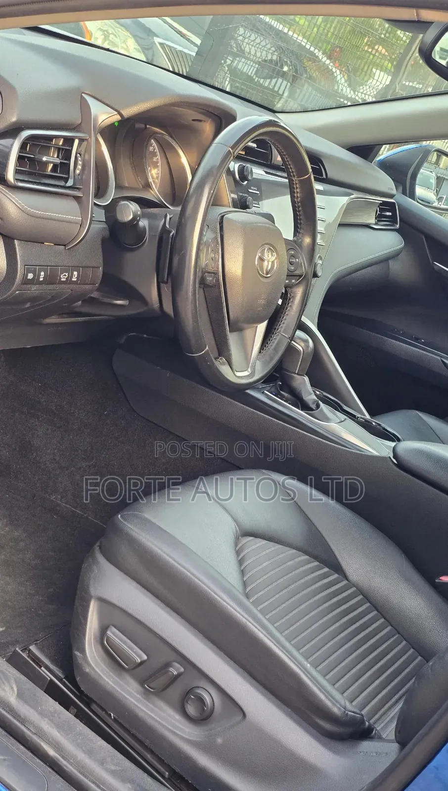 Toyota Camry SE FWD 2020 Blue