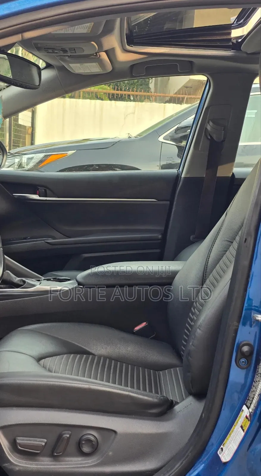 Toyota Camry SE FWD 2020 Blue