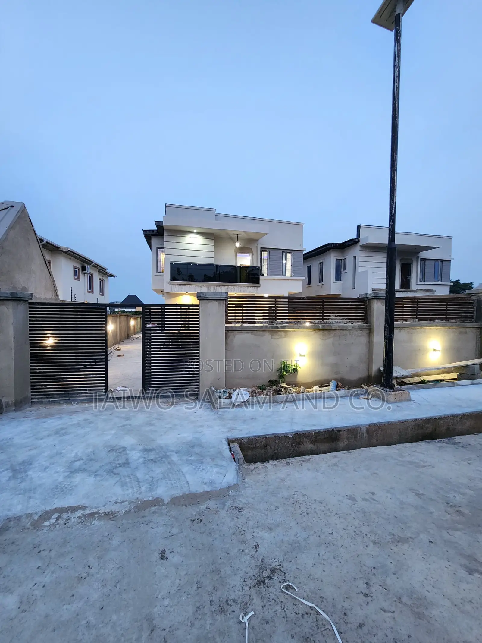 4bdrm Duplex in Alalubosa for sale