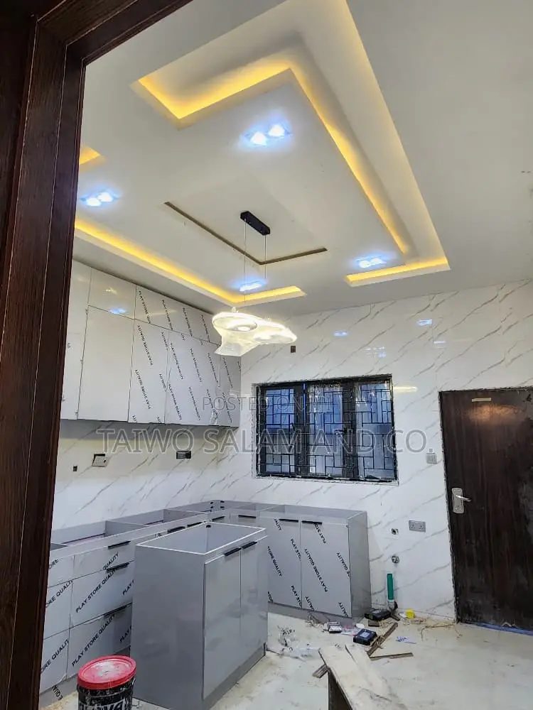 4bdrm Duplex in Alalubosa for sale