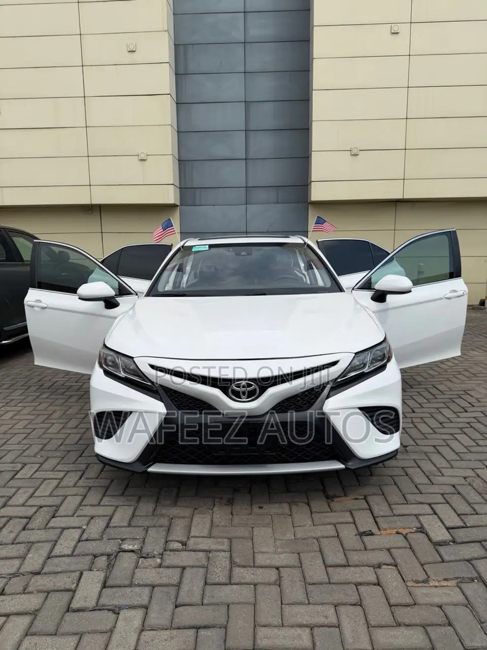 Toyota Camry SE FWD (2.5L 4cyl 8AM) 2018 White