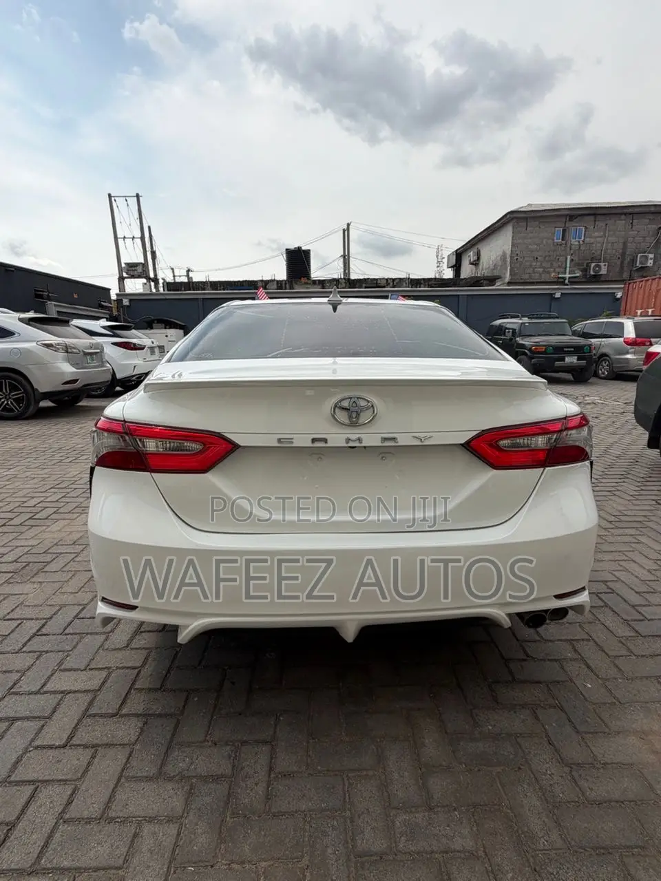 Toyota Camry SE FWD (2.5L 4cyl 8AM) 2018 White