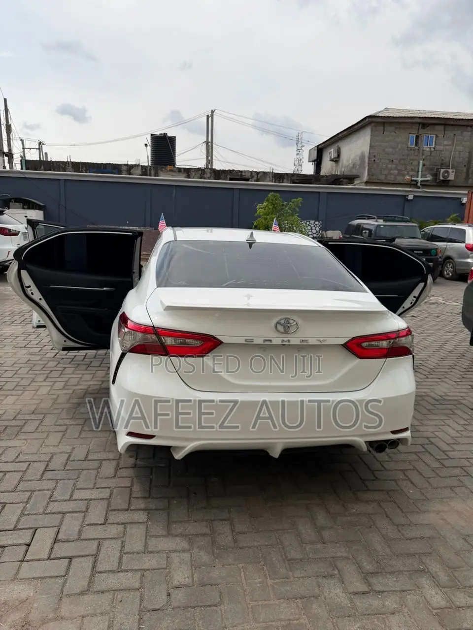 Toyota Camry SE FWD (2.5L 4cyl 8AM) 2018 White