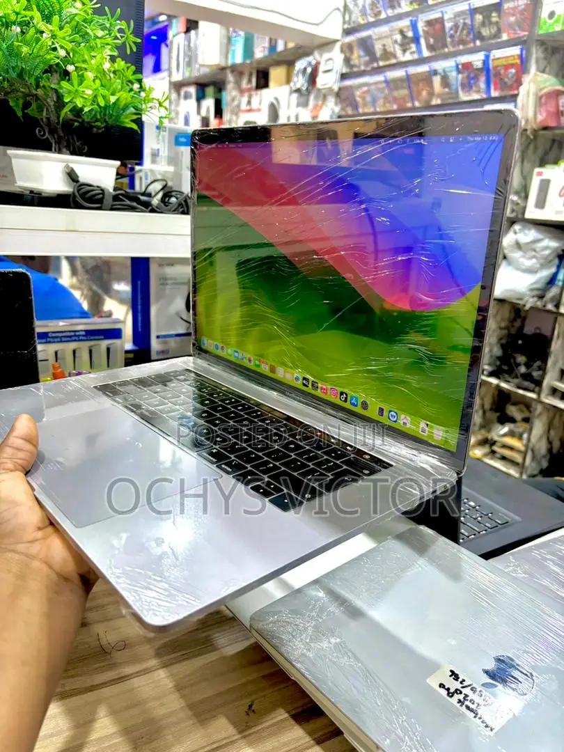 Laptop Apple MacBook Pro 2018 32GB Intel Core i7 SSD 32GB
