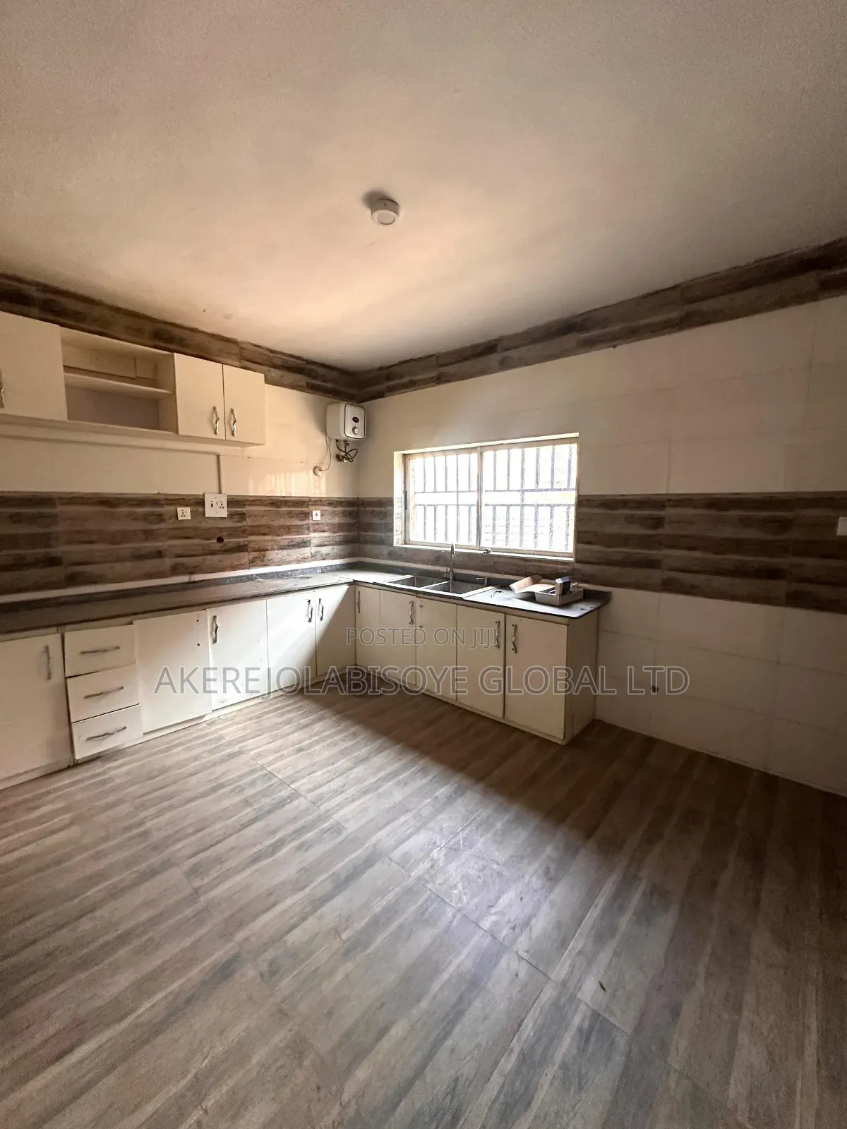 3bdrm Apartment in Gwarinpa Main, Life Camp for rent