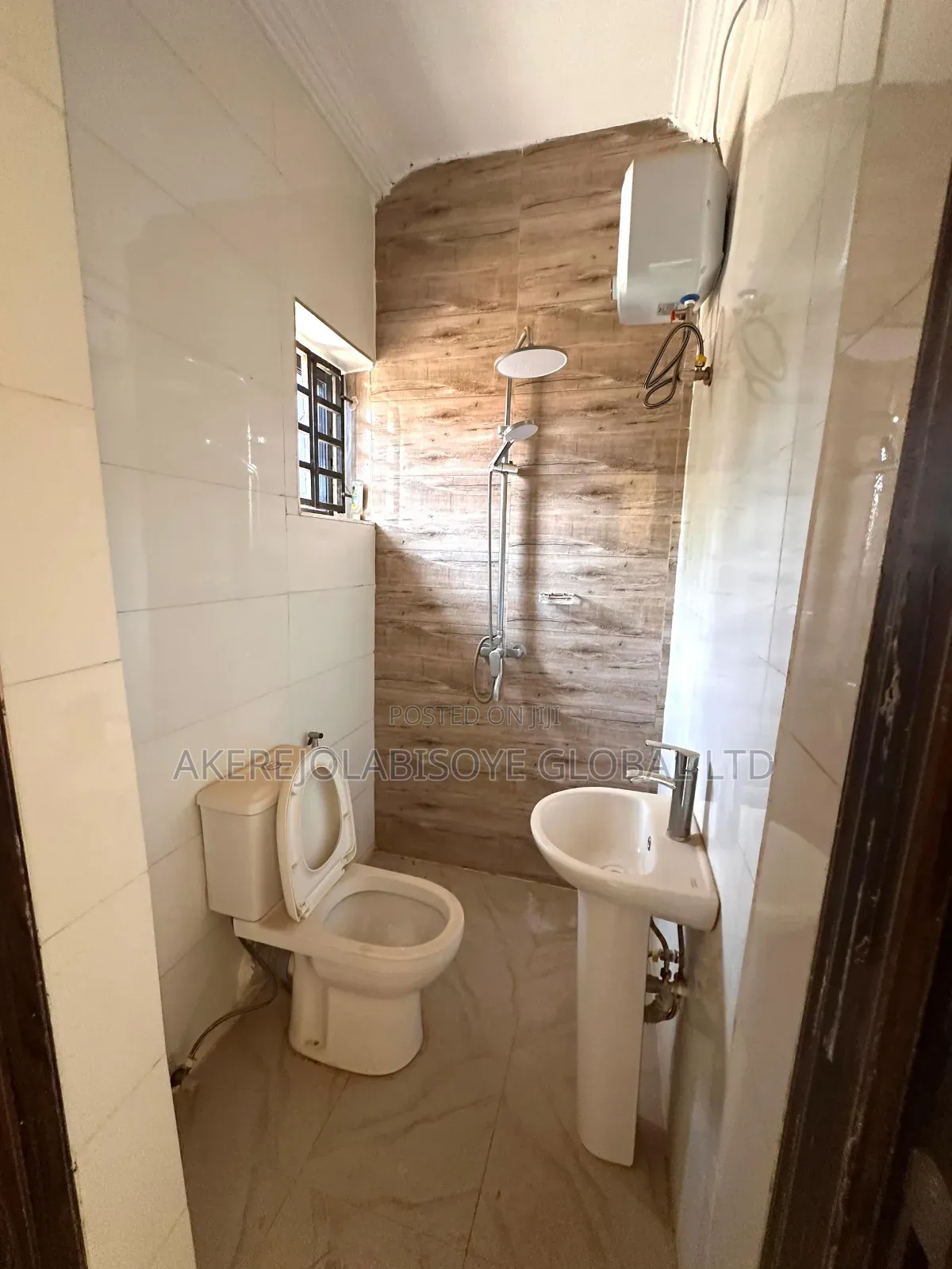 3bdrm Apartment in Gwarinpa Main, Life Camp for rent