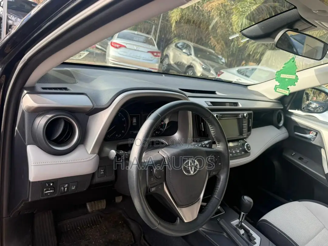 Toyota RAV4 XLE AWD (2.5L 4cyl 6A) 2017 Silver