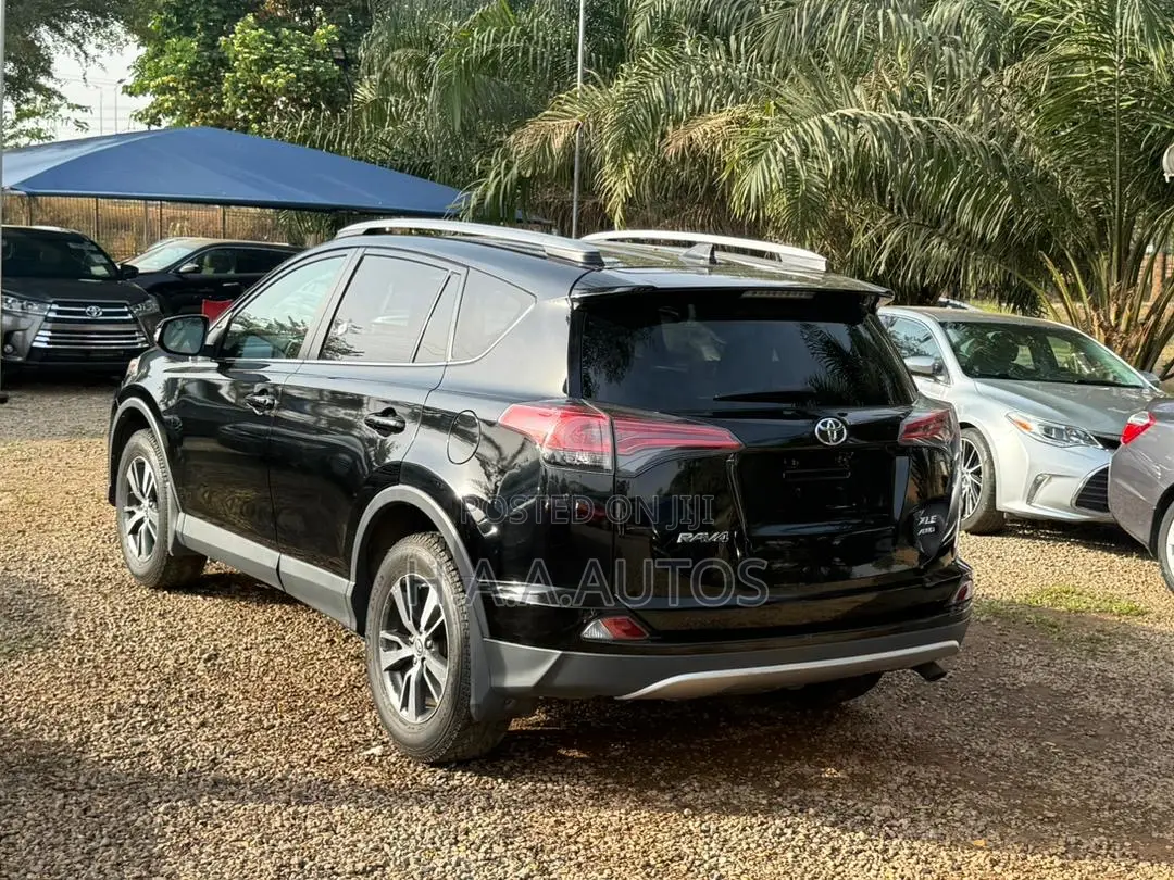 Toyota RAV4 XLE AWD (2.5L 4cyl 6A) 2017 Silver