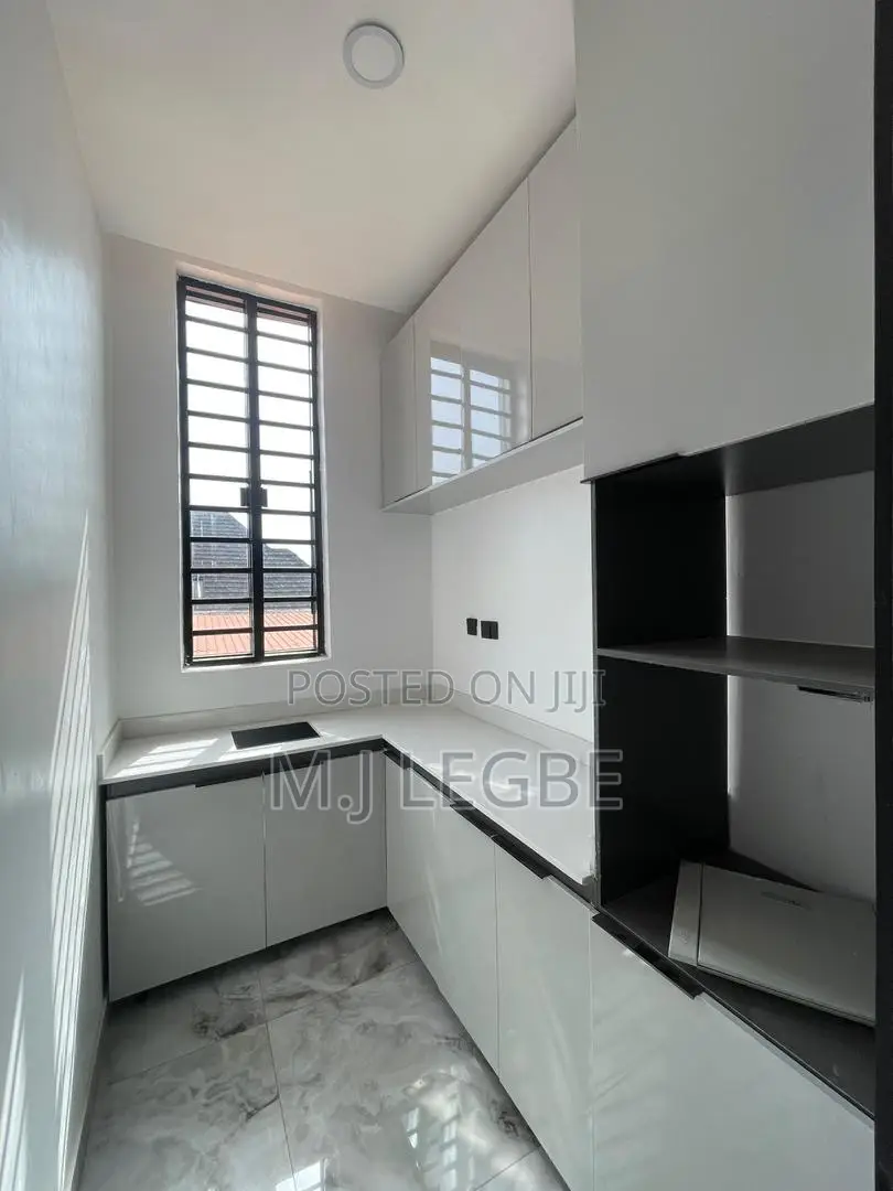5bdrm Duplex in Osapa, Lekki for sale