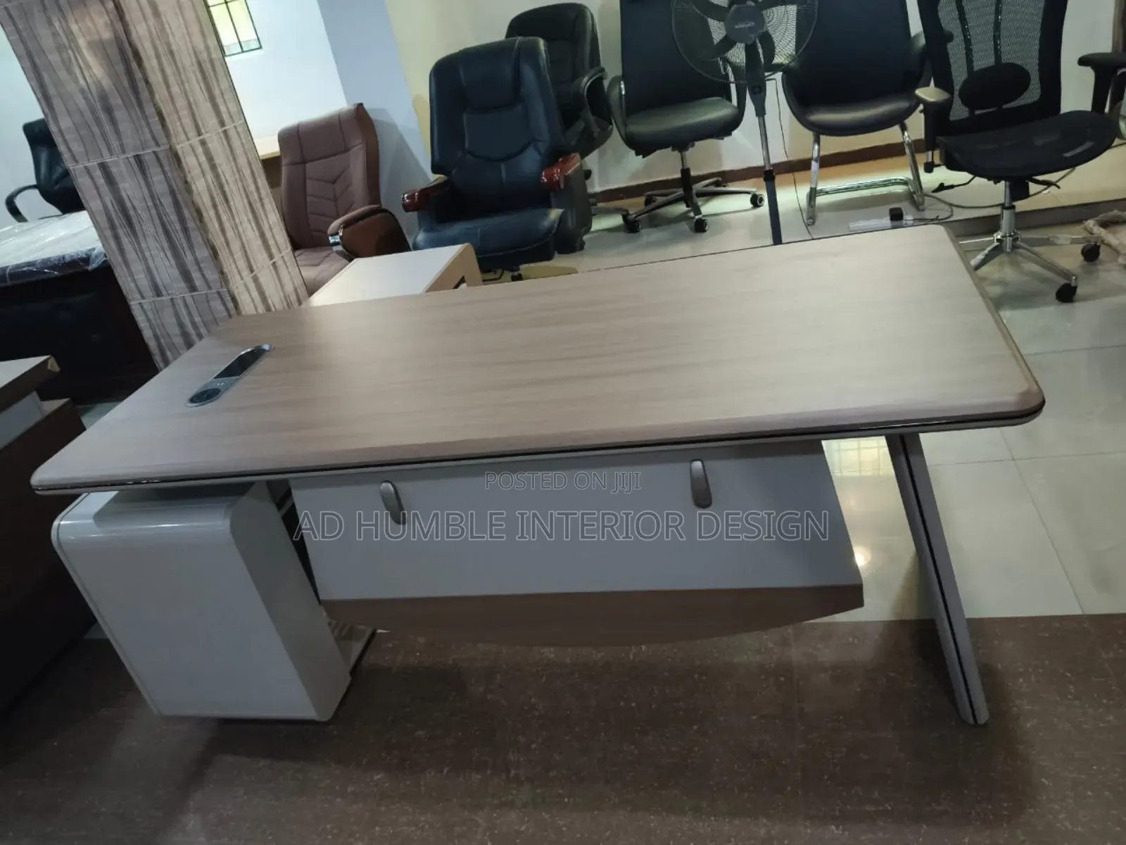 Exclusive Design of Office Table With Extention